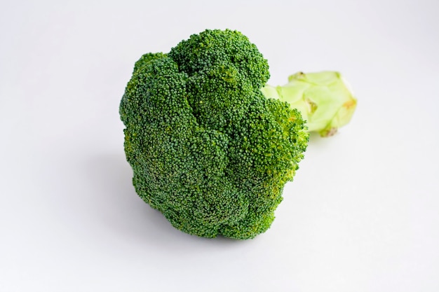 Brocoli cru mûr, isolé sur blanc