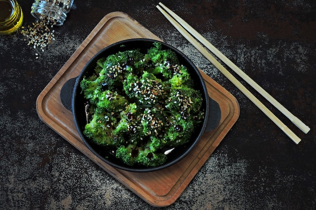 Brocoli cuit dans une poêle en fonte.