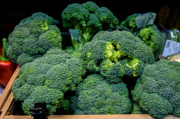 Brocoli dans une boîte en bois, marché. Produits écologiques de la ferme