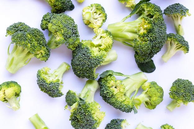 Brocoli dans un bol sur fond blanc