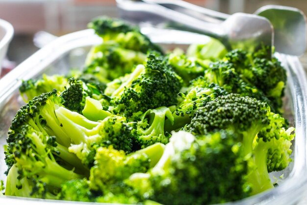 Brocoli dans un bol sur la table.