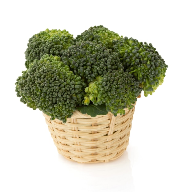 Brocoli dans le panier sur blanc