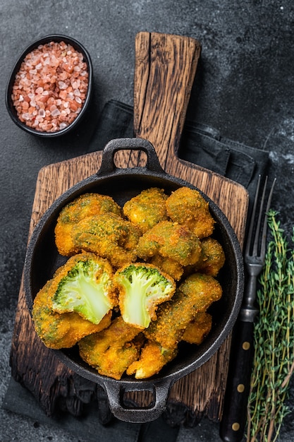 Brocoli émietté rôti dans une casserole.