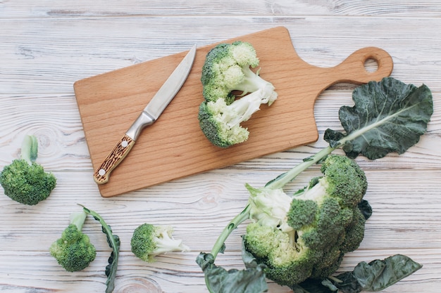 Le brocoli est déchiqueté sur le fond en bois, vue de dessus.