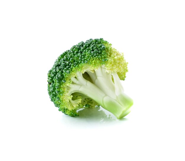 Le brocoli est un légume isolé sur fond blanc.