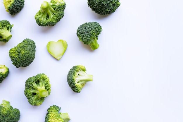 Brocoli sur fond blanc