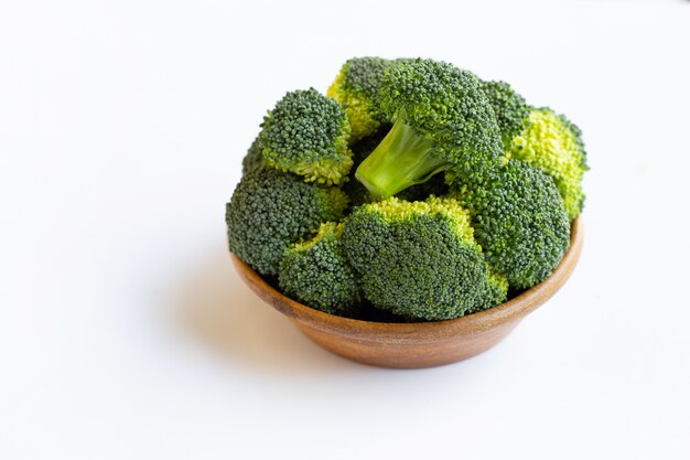 Brocoli sur fond blanc