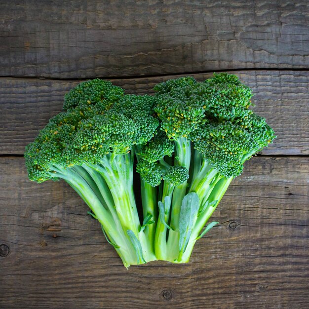 Brocoli sur un fond en bois