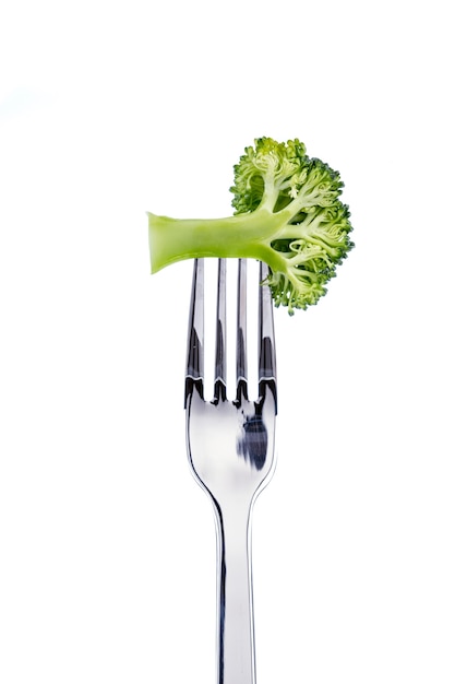 Brocoli sur une fourchette isolée sur fond blanc.