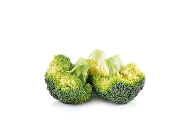 Brocoli frais sur blanc