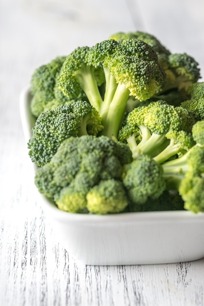 Brocoli frais sur le bol blanc