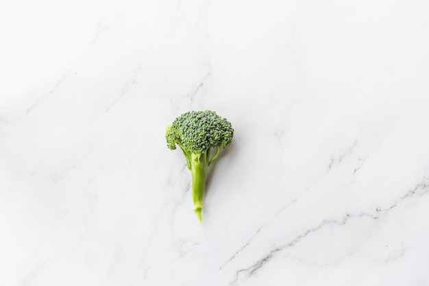 Brocoli frais couché sur du marbre blanc