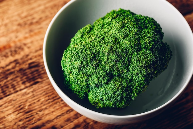 Brocoli frais dans un bol blanc