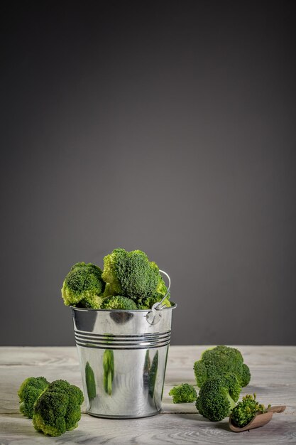 Brocoli frais dans le bol Image verticale de brocoli cru biologique vert sain