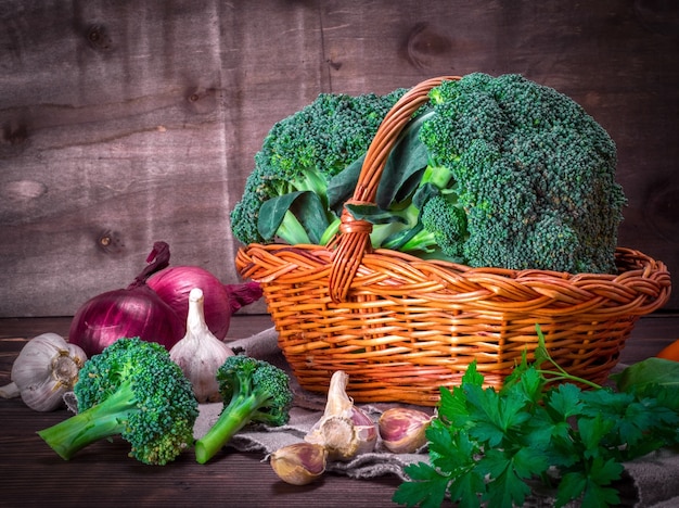 Brocoli frais dans un panier en osier brun