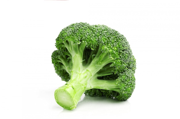 Brocoli frais écologique sur blanc