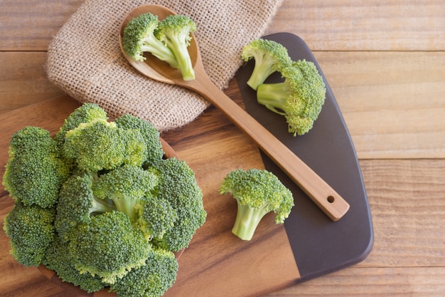 Brocoli frais sur fond en bois rustique