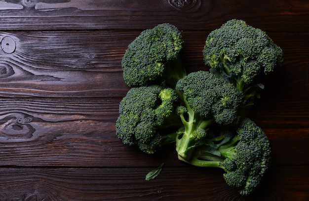 Brocoli frais sur fond de bois