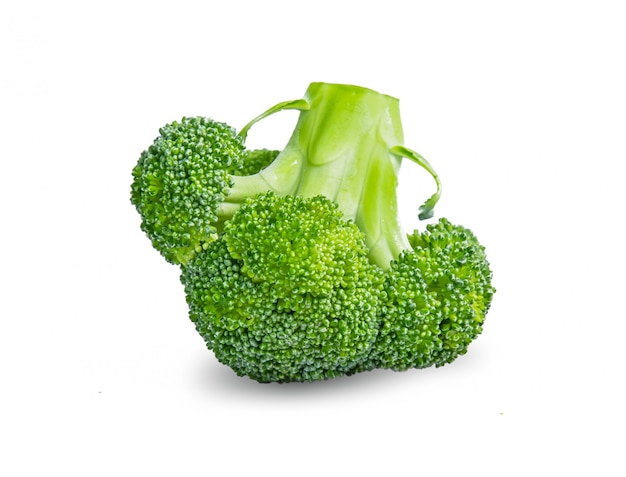 Brocoli frais en gros plan isolé sur fond blanc