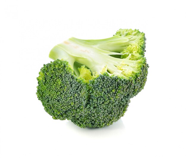 Brocoli frais isolé sur blanc