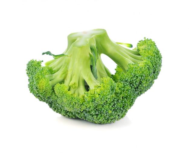 Brocoli frais isolé sur blanc