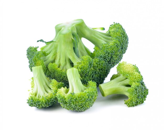 Brocoli frais isolé sur blanc