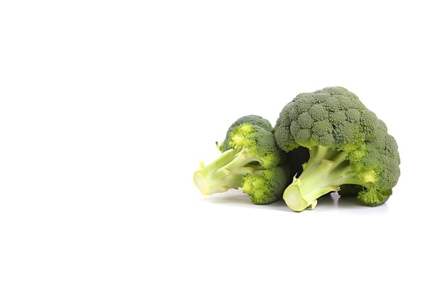 Brocoli frais isolé sur fond blanc avec espace de copie