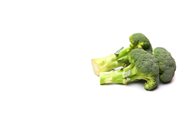 Brocoli frais isolé sur fond blanc avec espace de copie