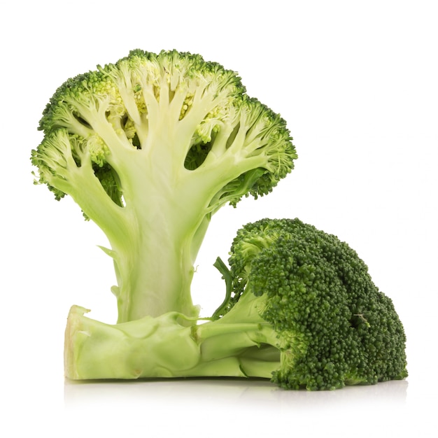 Brocoli frais isolé sur fond blanc