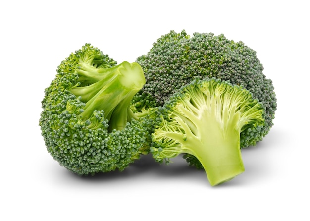 Brocoli frais isolé sur fond blanc