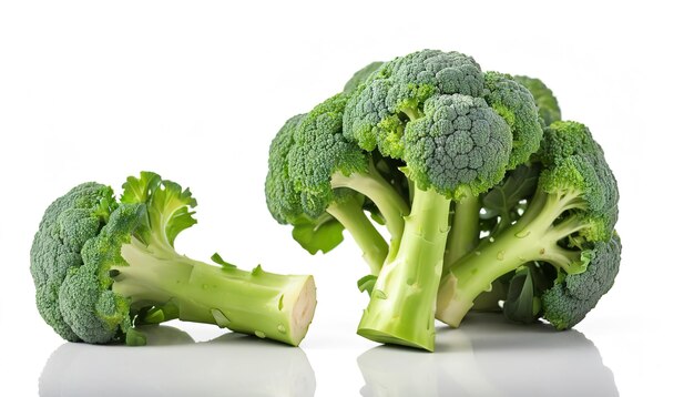 Brocoli frais isolé sur fond blanc