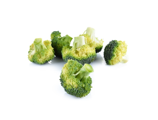 Brocoli frais sur mur blanc