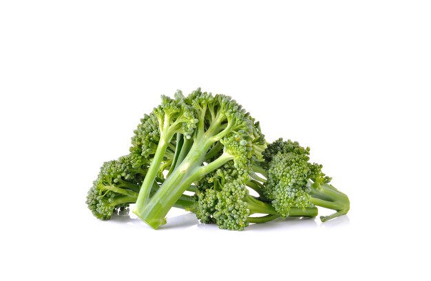 Brocoli frais sur mur blanc