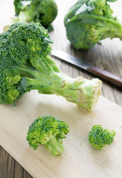 brocoli frais sur une planche à découper et un couteau