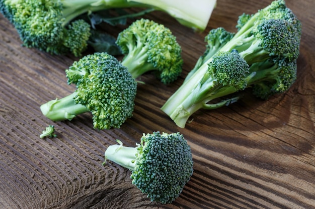 Brocoli frais sur la table en bois