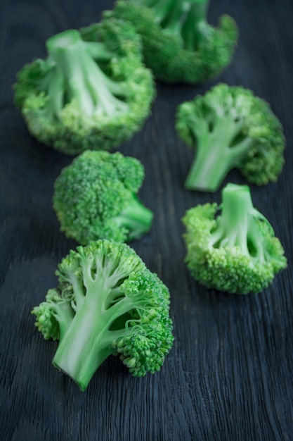 Brocoli frais sur une table en bois.