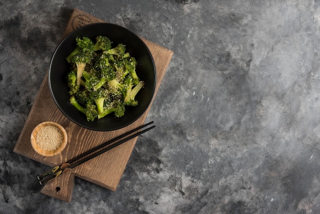 Brocoli frit sur la composition de la planche à découper en bois