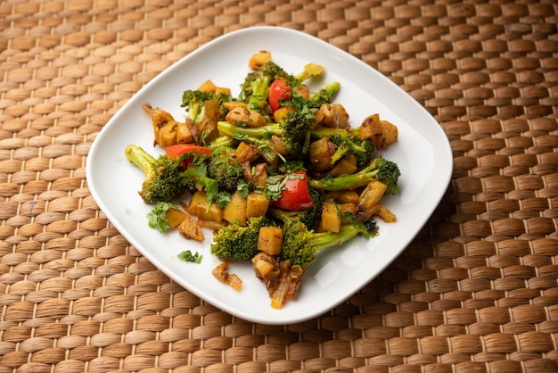 Brocoli à l'indienne et Aloo Poriyal ou Recette de légumes sautés au brocoli et aux pommes de terre du sud de l'Inde