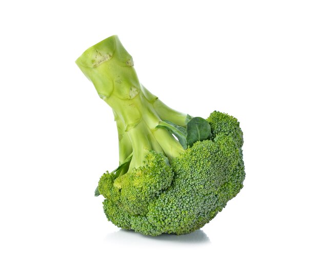 Brocoli isolé sur blanc