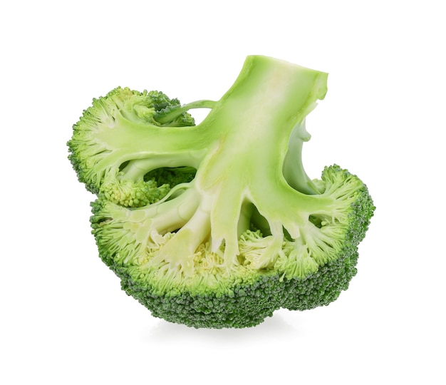 Brocoli isolé sur fond blanc