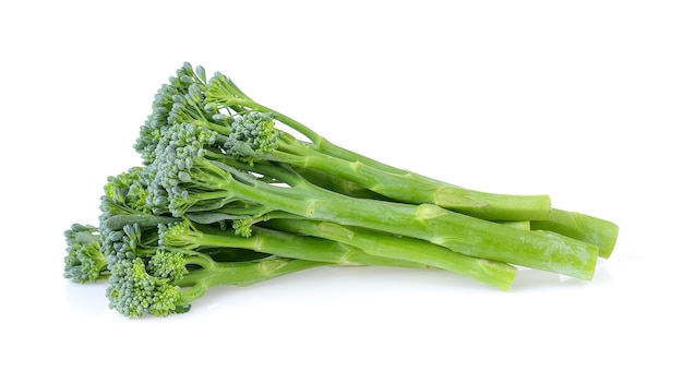 Brocoli isolé sur fond blanc