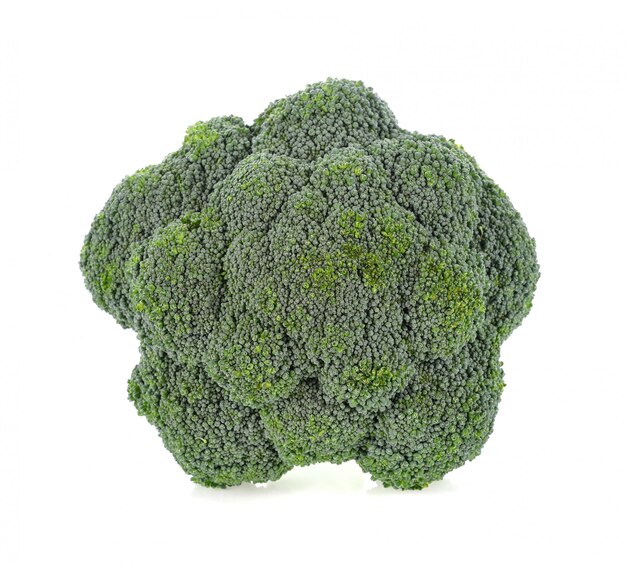 Brocoli isolé sur fond blanc