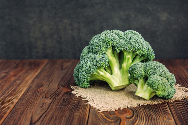 Brocoli isolé sur fond en bois.