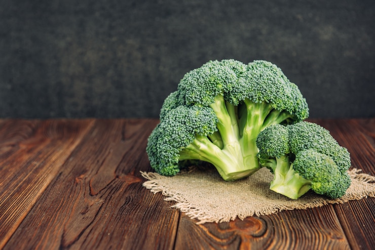 Photo brocoli isolé sur fond en bois.