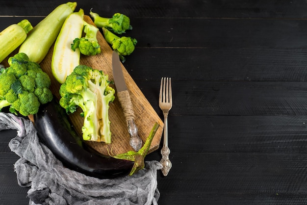 Brocoli mûr, aubergine et courgette sur fond de bois. Copier l'espace