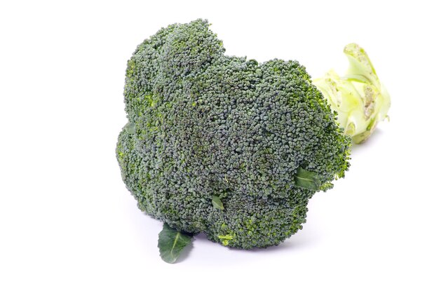 Brocoli mûr isolé sur blanc