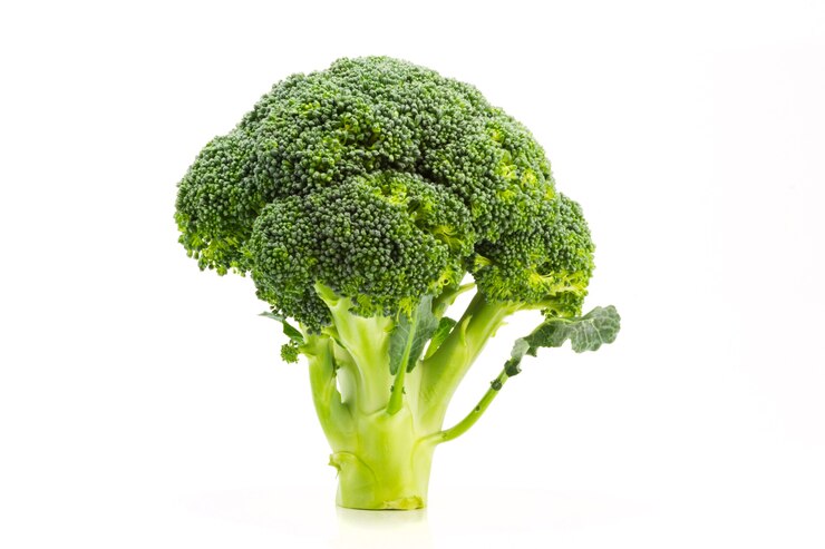Photo brocoli mûr seul frais isolé sur fond blanc