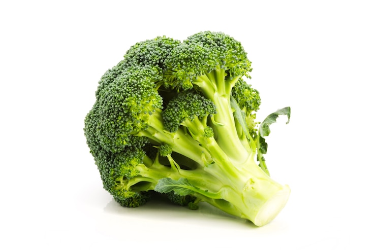 Photo brocoli mûr seul frais isolé sur fond blanc