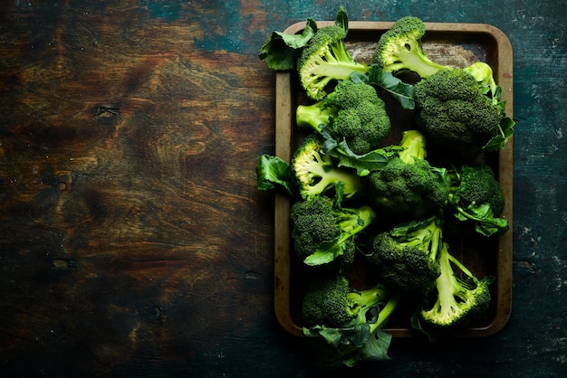 Brocoli sur un plateau en métal Sur fond noir Aliments diététiques sains Vue de dessus Espace de copie gratuit