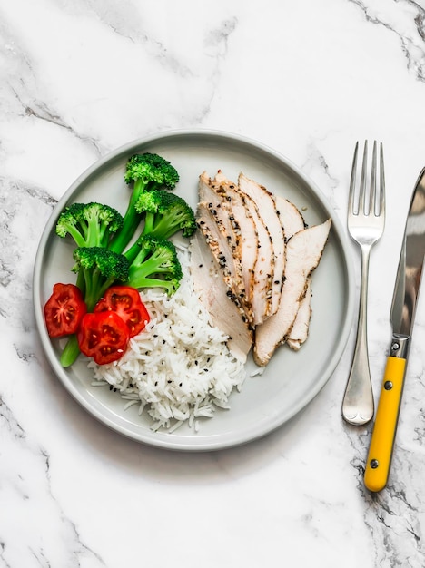 Brocoli de riz basmati et poitrine de poulet cuite au four sur une vue de dessus de fond clair Délicieux déjeuner équilibré